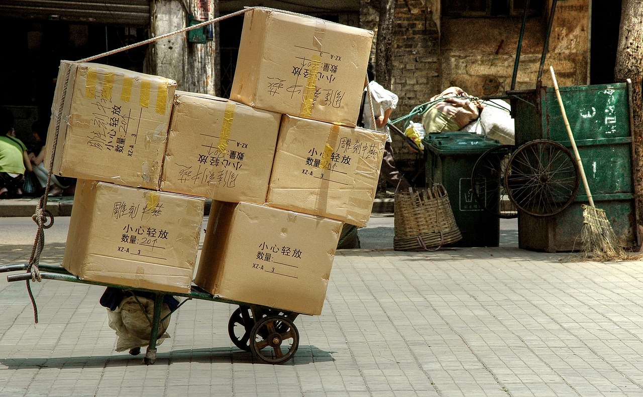 最新快递员偷快递现象揭秘，问题、原因及解决之道探讨